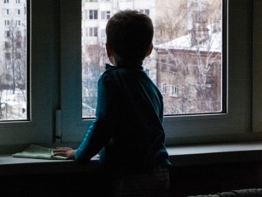 Küçük bir çocuk pencereden dışarı bahar ya da bir şey için bekleyen görünüyor... Kar yağıyordu ve dışarısı soğuk