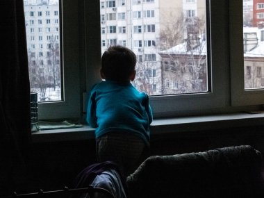 Küçük bir çocuk pencereden dışarı bahar ya da bir şey için bekleyen görünüyor... Kar yağıyordu ve dışarısı soğuk