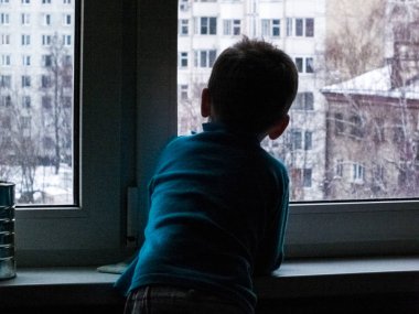 Küçük bir çocuk pencereden dışarı bahar ya da bir şey için bekleyen görünüyor... Kar yağıyordu ve dışarısı soğuk