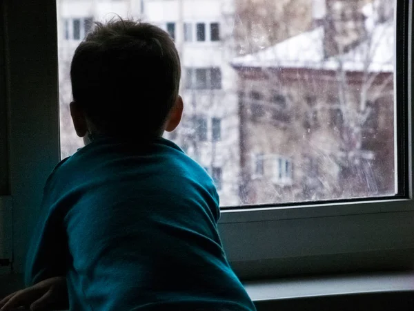 Маленький Мальчик Смотрит Окно Ждет Весны Этом Роде Улице Снег — стоковое фото
