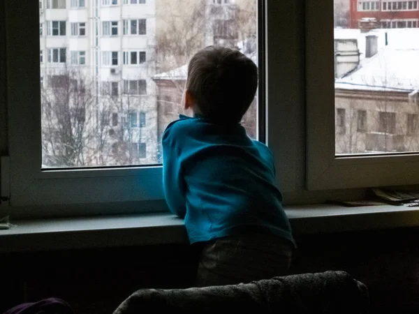 Küçük Bir Çocuk Pencereden Dışarı Bahar Bir Şey Için Bekleyen Telifsiz Stok Imajlar