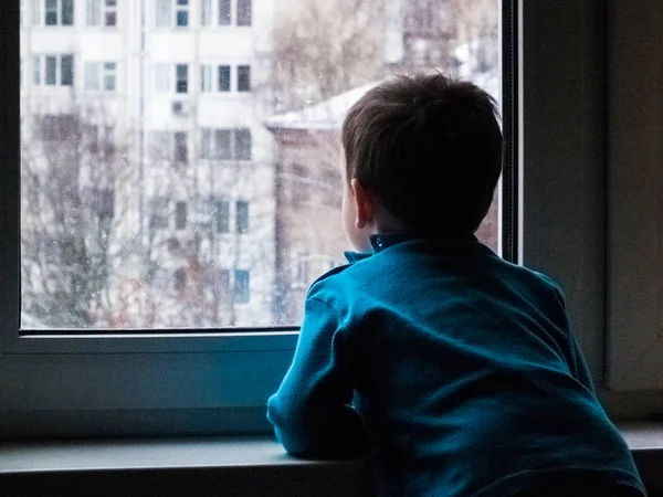 Niño Mira Por Ventana Esperando Primavera Algo Así Está Nevando Imagen de archivo