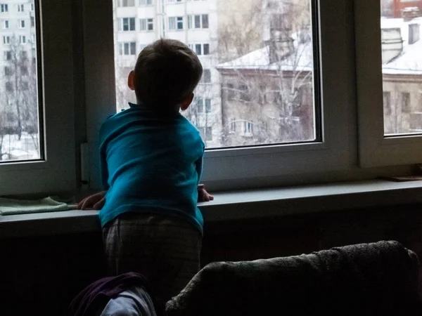 Niño Mira Por Ventana Esperando Primavera Algo Así Está Nevando Fotos de stock