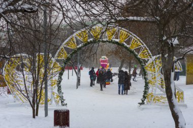 Noel arch. Parkta yeni yıl parlayan numaraları