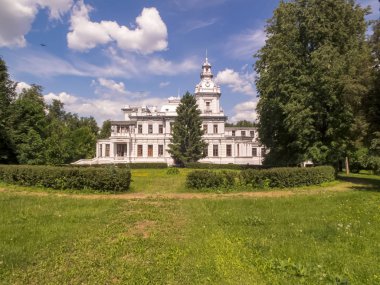 Güzel beyaz eski tarzda bina