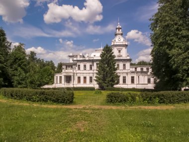 Güzel beyaz eski tarzda bina