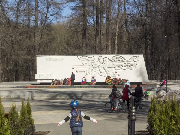 II. Dünya Savaşı zamanlarında savunucuları anıt. Erken Bahar.