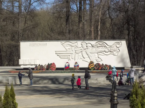 II. Dünya Savaşı zamanlarında savunucuları anıt. Erken Bahar.