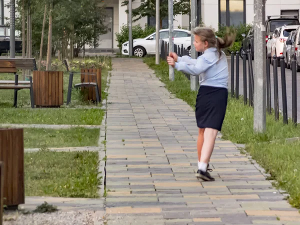 Gadis Itu Sembarangan Berjalan Daerah Perkotaan Yang Bagus — Stok Foto