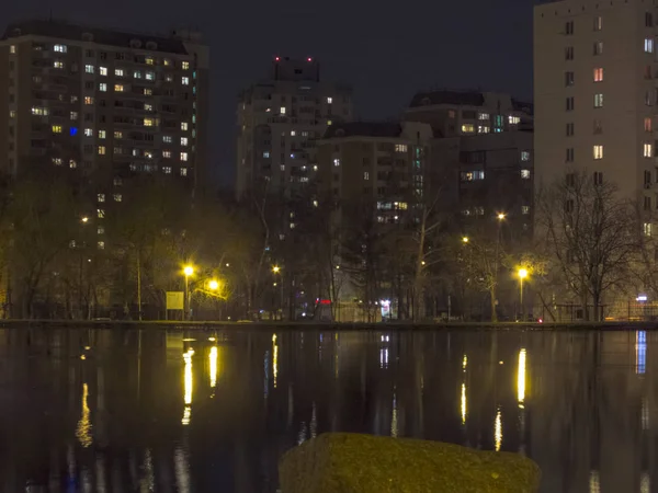 Ставок в міському парку вночі — стокове фото
