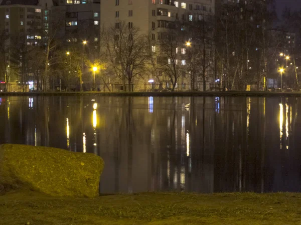 Lagoa em um parque da cidade à noite — Fotografia de Stock