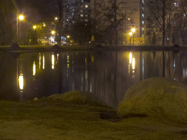 Λιμνούλα σε ένα πάρκο της πόλης τη νύχτα — Φωτογραφία Αρχείου