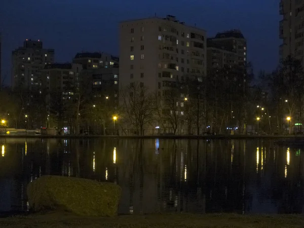 Gece bir şehir parkında gölet