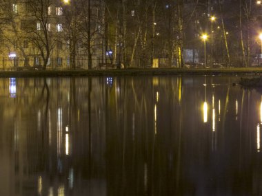 Gece bir şehir parkında gölet