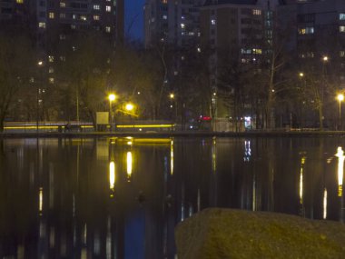 Gece bir şehir parkında gölet