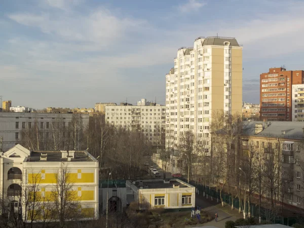 Stadslandskap, härligt stadsområde. Tidig vår. — Stockfoto