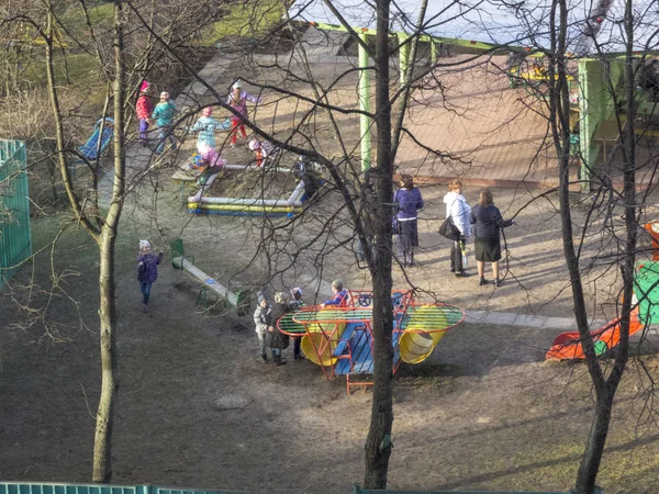 早春。太陽が輝いている。子供たちは庭で遊ぶ。幼稚園 — ストック写真