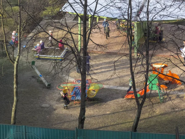 Wczesna wiosna. Słońce świeci. Dzieci bawią się na podwórku. Przedszkole — Zdjęcie stockowe