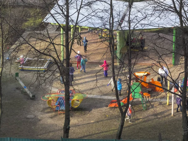 Vorfrühling. scheint die Sonne. Kinder spielen im Hof. Kindergarten — Stockfoto