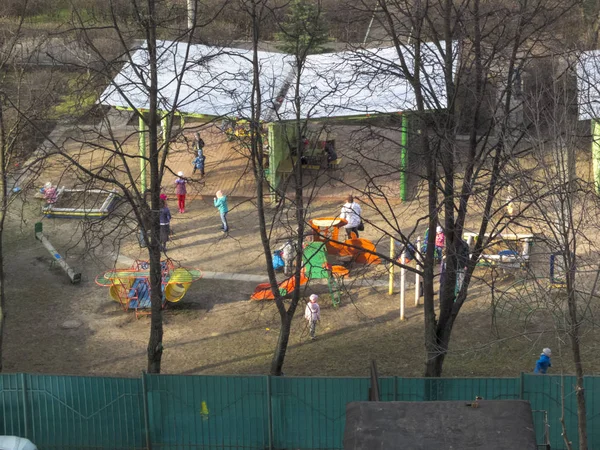 Primavera temprana. El sol brilla. Los niños juegan en el patio. Jardín de infantes Fotos de stock libres de derechos