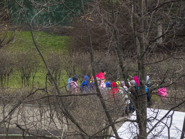 İlkbaharın başlarında. Güneş parlıyor. Çocuklar bahçede oynar. Çocuklar gidiyor, Çocuklar anaokuluna gidiyor.