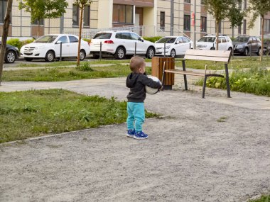Güzel bir kentsel alanın avlusunda bir çocuk