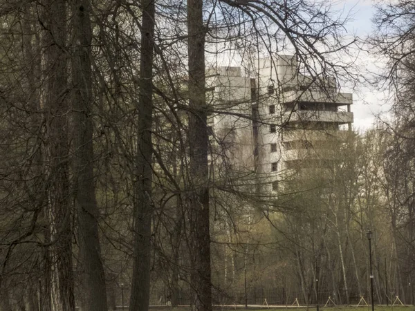 Покинутий величезний будинок — стокове фото