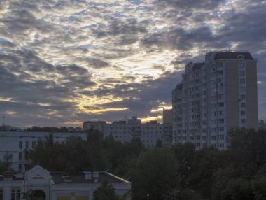 Şehirde günbatımı