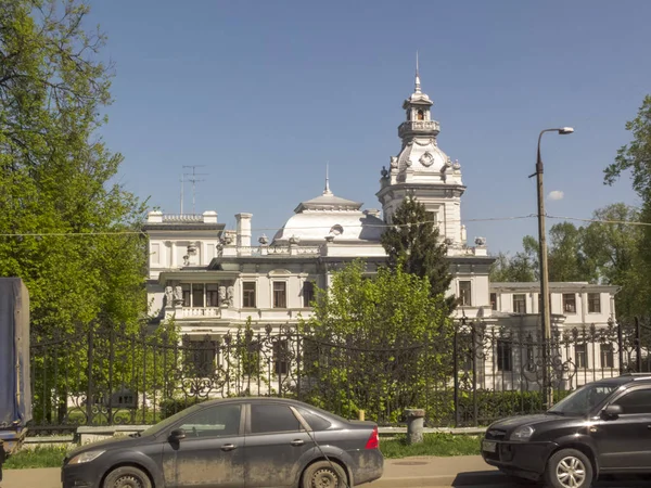 Freddo edificio storico bianco, giornata estiva soleggiata — Foto Stock