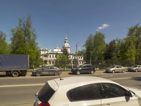 Serin beyaz tarihi bina, yaz güneşli gün