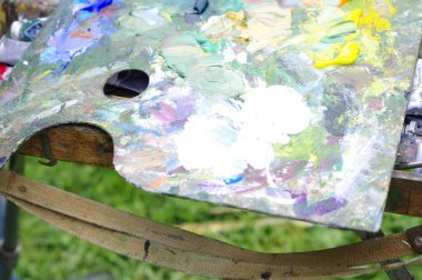 Doğa üzerinde yağlı boyalar ile çizim. Palet