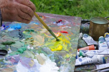 Doğa üzerinde yağlı boyalar ile çizim. Palet