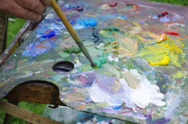 Doğa üzerinde yağlı boyalar ile çizim. Palet