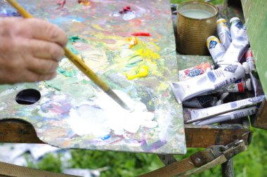 Doğa üzerinde yağlı boyalar ile çizim. Palet