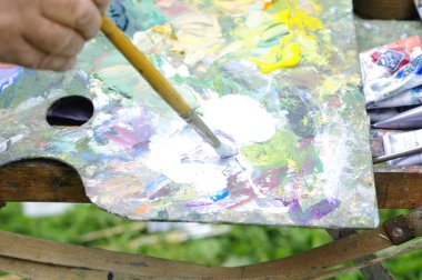 Doğa üzerinde yağlı boyalar ile çizim. Palet