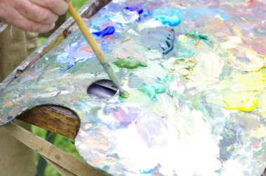 Doğa üzerinde yağlı boyalar ile çizim. Palet