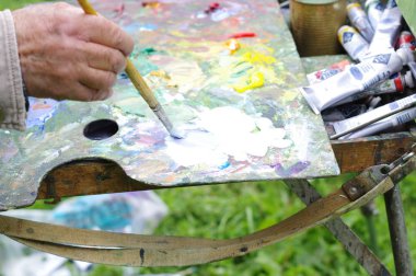 Doğa üzerinde yağlı boyalar ile çizim. Palet