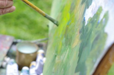 Beyaz bir karton üzerinde doğal bir manzara yağlıboya çizim