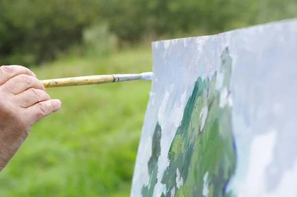 Drawing oil paintings of a natural landscape on a white cardboard — Stock Photo, Image