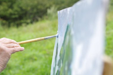 Beyaz bir karton üzerinde doğal bir manzara yağlıboya çizim