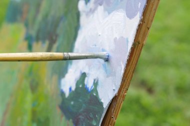 Beyaz bir karton üzerinde doğal bir manzara yağlıboya çizim