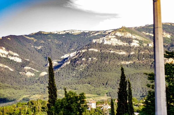 Dağlar yeşil ormanile büyümüş