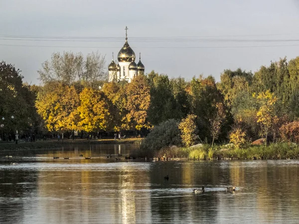 Sonbahar saati, şehirde sonbahar, bir gölet ile kentsel sonbahar manzara, insanlar yürüyüş ve diğer eğlenceli
