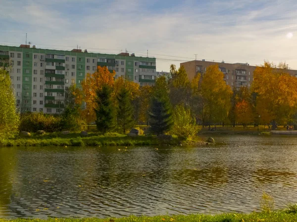 Осінній час, осінь у місті, міський осінній пейзаж зі ставком, люди гуляють та інші розваги — стокове фото