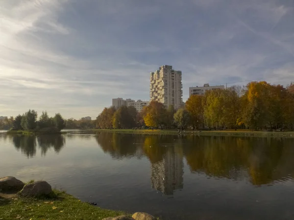 Podzimní čas, podzim ve městě, městská podzimní krajina s rybníkem, lidé chodí pěšky a další zábava — Stock fotografie