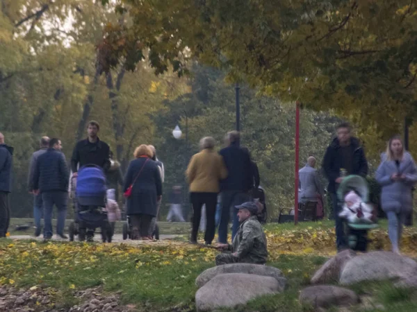 秋、市内の秋、池のある都会の秋の風景、歩く人など — ストック写真