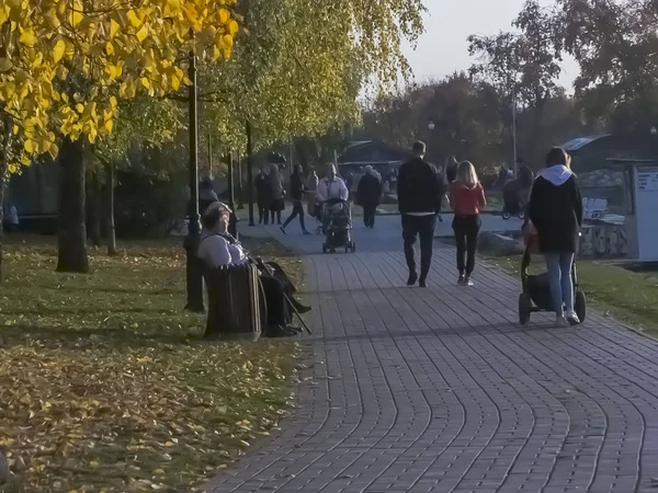 Tempo de outono, outono na cidade, paisagem urbana de outono com um lago, pessoas andando e outros divertimentos — Fotografia de Stock