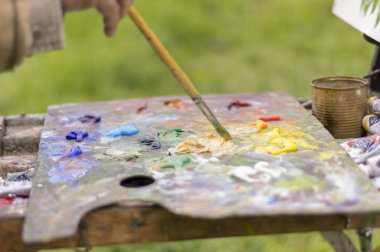 Doğada yağlı boyalarla çizim yapmak. Harika hobi.