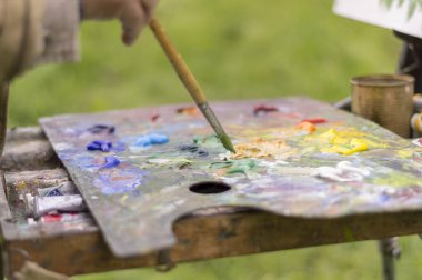 Doğada yağlı boyalarla çizim yapmak. Harika hobi.