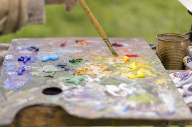 Doğada yağlı boyalarla çizim yapmak. Harika hobi.